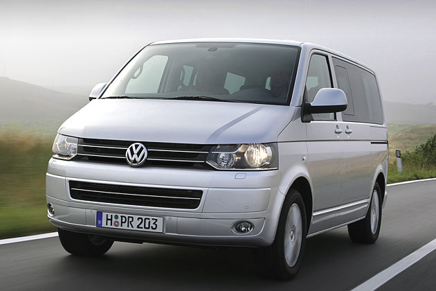 ... die betont horizontale Form von Khlergrill und Motorhaubenabschluss. Neu geformte Auenspiegel, die auch das komplette Antennensystem aufnehmen, nicht aber die Seitenblinker