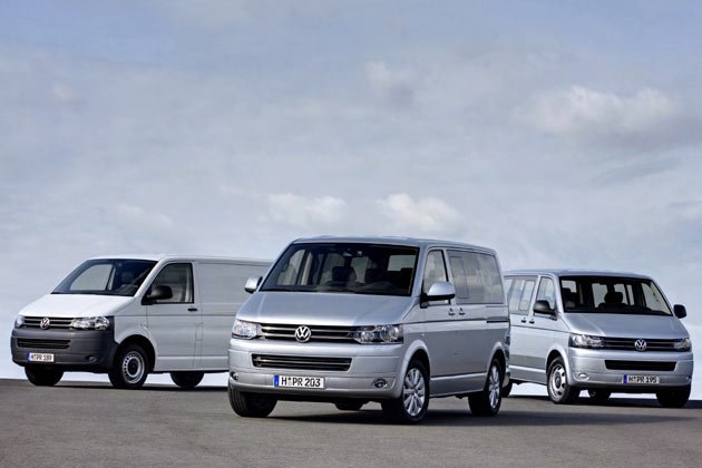 Die Neuerungen betreffen in unterschiedlicher Ausprgung alle vier Grundversionen. Im Bild links der Transporter, mittig der Multivan, rechts der Caravelle. Es fehlt das Reisemobil California