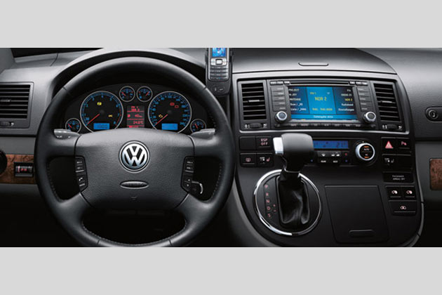 Zum Vergleich das bisherige Ambiente, hier in der Top-Ausfhrung mit sechs Runduhren und drei Displays. Die alte Klimaanlage verfgte ebenfalls ber ein Display