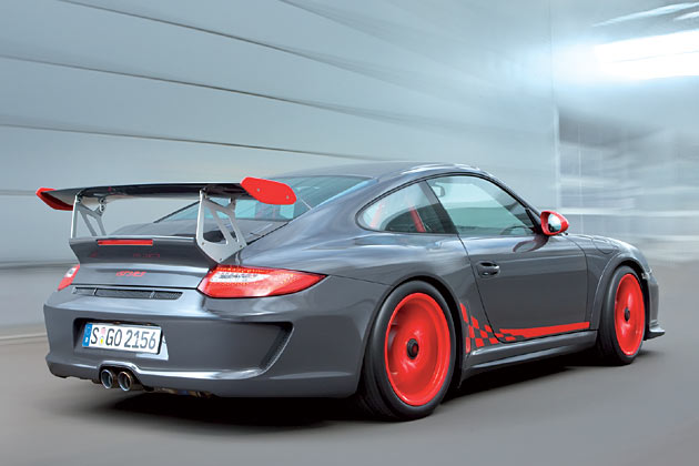 Das Design ist auffälliger als beim reguklären GT3 und auch als bei den Vorgängern. Neu ist der Alu-Fuß für den mächtigen Heckflügel und die breitere Spur auch an der Vorderachse