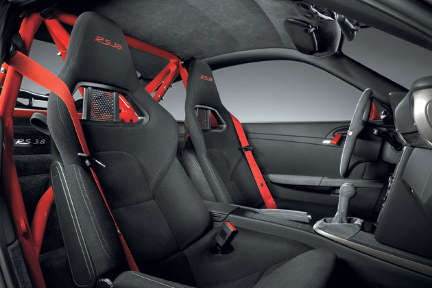 Leichte Schalensitze und der Überrollkäfig sind Standard im RS