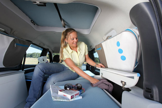 Fotos der angehobenen Dachbox liegen nicht vor. Der Zugang erfolgt ber eine Luke im Fahrzeugdach; die Box kann aber auch abgenommen werden