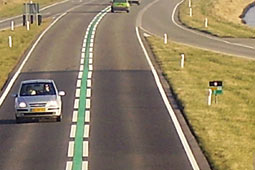 Niederlande: Fahrbahn-Markierungen kennzeichnen Tempolimit