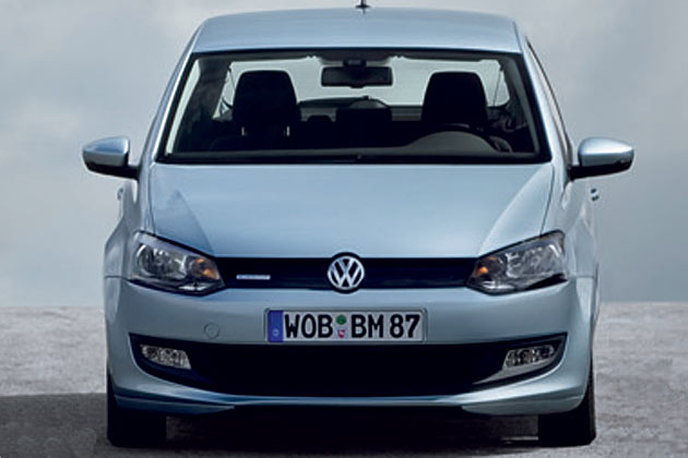 Den Polo BlueMotion zeigt VW bisher nur mit diesem Foto. Er differenziert sich von den Serienbrdern weniger stark als beim alten Modell. Von vorne gibt er sich an dem modifizierten Khlergrill zu erkennen