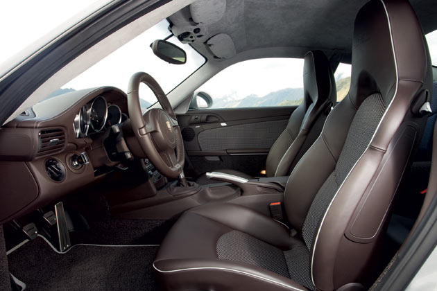 Individualisiertes Interieur mit Flechtleder und Alcantara