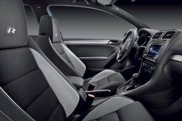 Sportsitzanlage mit Zweifarblook, Kontrastnhten und Stoff-/Microfaser-Bezug. Der Dachhimmel ist schwarz gehalten