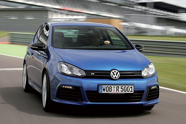 Kein Golf im Schafspelz: Das Topmodell gibt sich durchaus selbstbewusst zu erkennen. Vorne trgt es eine groe Frontschrze mit integriertem LED-Tagfahrlicht, seitlich fallen »