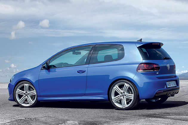 ... die Schwellerverbreiterungen und schwarz-glnzend lackierten Spiegelgehuse ins Auge. Serienmig sind 18-Zoll-Rder, optional gibt es auch 19-Zller