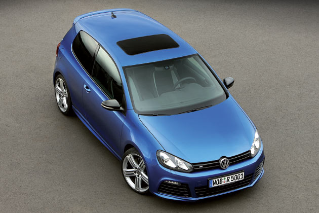 Der Golf R beschleunigt mit DSG in 5,5 Sekunden auf Tempo 100, wird bei 250 km/h elektronisch eingebremst und verbraucht nur noch 8,4 Liter im Norm-Mittel