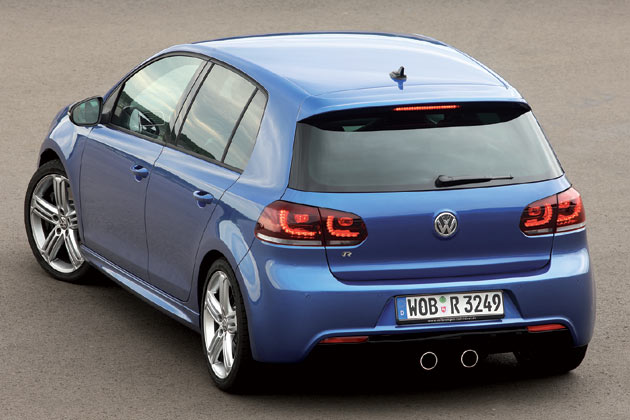 Auch die Neuauflage wird es wieder als praxistauglicheren Fnftrer geben. Neues Stilmerkmal sind die abgedunkelten LED-Rckleuchten. Sie werden ab Herbst optional fr alle Golf-Varianten angeboten