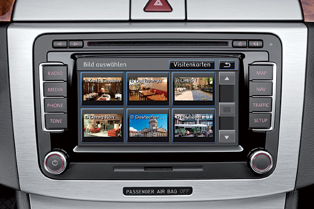 VW spendiert dem Navigationssystem RNS 510 jetzt eine Sprachsteuerung und die Funktion »Picture Navigation«, mit der Reisezielen eigene Fotos zugeordnet werden knnen