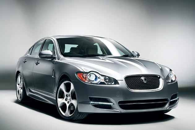 Neu im Angebot fr den Jaguar XF Diesel S ist ein Aerodyanmik-Paket. Es beinhaltet einen voluminsere Frontschrze und einen Khlergrill mit schwarz glnzendem Maschengitter anstelle des sonst obligatorischen Chromeinsatzes