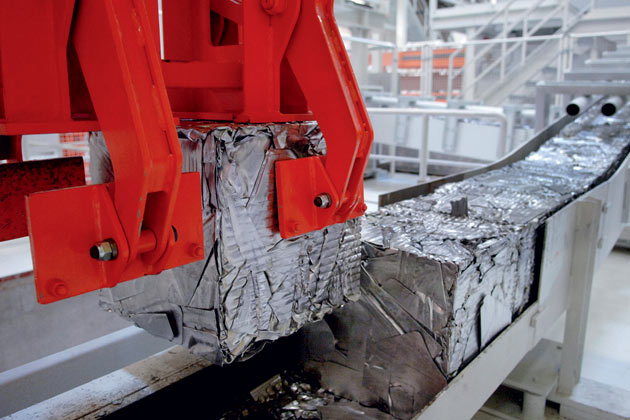 Im Untergeschoss wird der anfallende Stahl- und Aluminiumverschnitt automatisch sortiert, in Quader gepresst und per Bahn zum Recycling abtransportiert