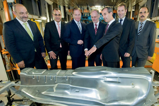 Audi-Verantwortliche und Joachim Scholz, OB von Neckarsulm (3.v.l.), freuen sich über die neue Anlage, die »