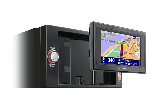 Clou: Die eigentliche Navigationseinheit kann entnommen und mit einer optionalen Halterung etwa in einem anderen Auto genutzt werden