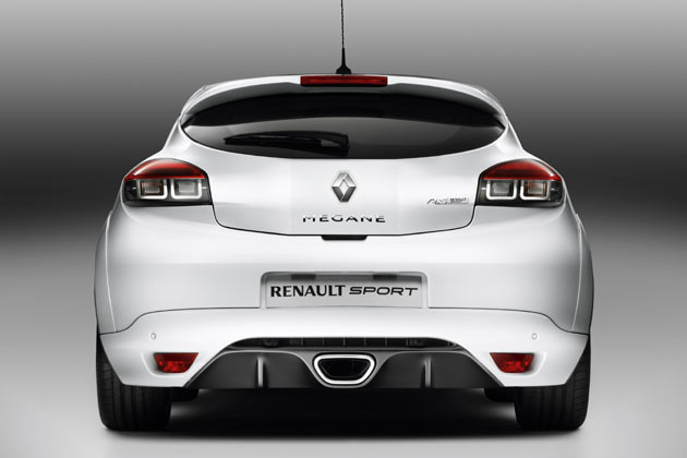 Ungewhnlich: Renault begngt sich mit nur einem Endrohr, das schon aufgrund der zentralen Anordnung dennoch fr Hingucker sorgt