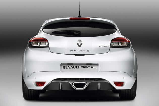 Ungewhnlich: Renault begngt sich mit nur einem Endrohr, das schon aufgrund der zentralen Anordnung dennoch fr Hingucker sorgt