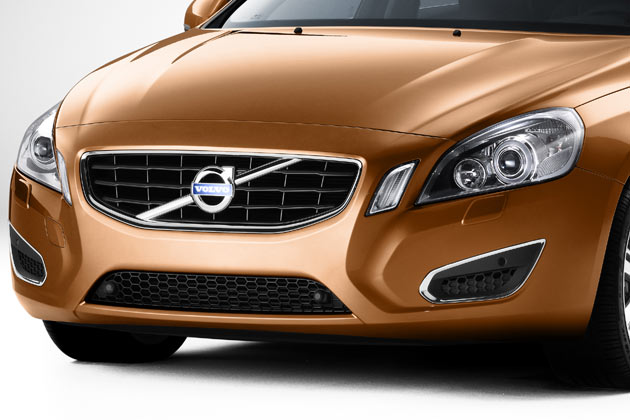 Neue Front im Detail: Sichtbare Waschdsen, keine Nebelscheinwerfer in der Schrze, separates Tagfahrlicht  la XC60, tief angeordnete Parksensoren