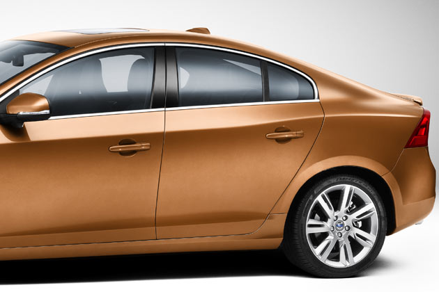 Die Spurwechsel-Kamera im Auenspiegel bleibt sichtbar. Endlich erhlt der S60 vernnftige Bgeltrgriffe. Das Heck verfgt ber geteilte Leuchten und offenbar ber eine aufgesetzte Spoilerlippe