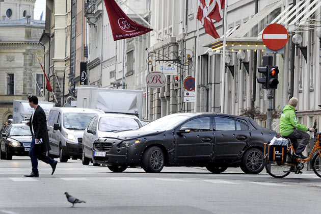 Am neuen Kollisionswarn- und Notbremssystem mit Fugngererkennung wurde insgesamt zehn Jahre lang getfelt. Hier ein noch getarnter S60 auf letzten Testfahrten in Kopenhagen