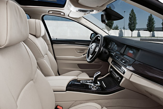 Blick ins Interieur: Typischer BMW-Look, neu angereichert um den verspielten Joystick-Whlhebel und »