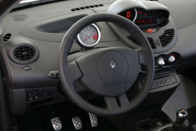 Das RS-Interieur, hier das des Serienmodells, setzt auf einen freistehenden Drehzahlmesser als Stilmittel