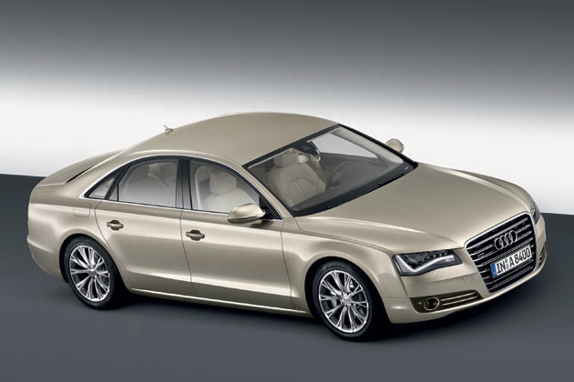 Zurck zum neuen Audi A8. Wer statt des hier gezeigten V8-Benziners zum V6-Diesel greift, erhlt eine im Segment derzeit unschlagbare Kombination aus 250 PS, Allradantrieb und nur 6,6 Liter Normverbrauch