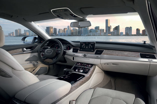 Gewohnt elegant und edel – und dabei weniger berladen als im A4 – prsentiert sich das A8-Interieur, dessen Verarbeitungsgte Audi mit Manufaktur-Niveau beschreibt