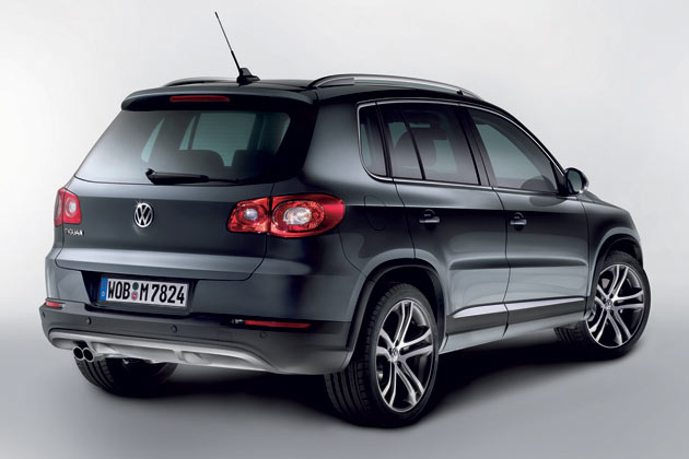 ... die Radhausverbreiterungen und der silberne Diffsuor-Einsatz am Heck. Als Auenfarben stehen ausschlielich die Sonderlacke »Oryxwei Perlmutteffekt« und »Islandgrau Perleffekt« zur Wahl