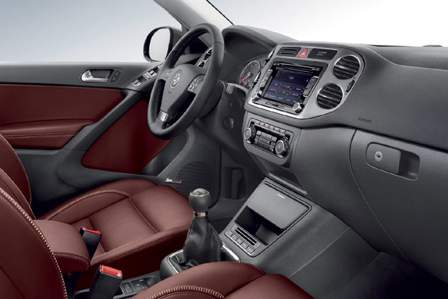 Im Innenraum gibt es beheizbare Sportsitze (vorne) mit speziellem Leder in ausschlielich diesem Farbton, das Touchscreen-Radio mit Soundsystem und weitere Extras