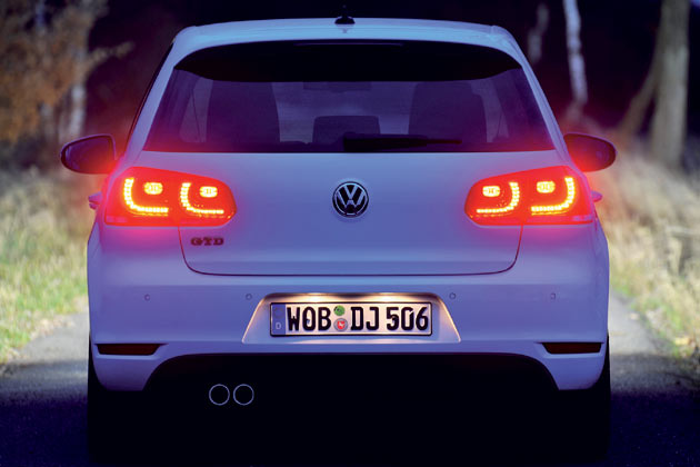 VW bietet jetzt fr Golf GTI und Golf GTD LED-Rckleuchten als Sonderausstattung an. Schade: Die Blinker sind nach wie vor konventionell per Glhlampe umgesetzt; es bleibt bei nur einer Rckfahrleuchte rechts