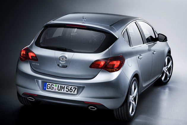 Auch Opel setzt beim neuen Astra auf das Doppelwinkel-Design – aber andersherum und ohne LED-Technik