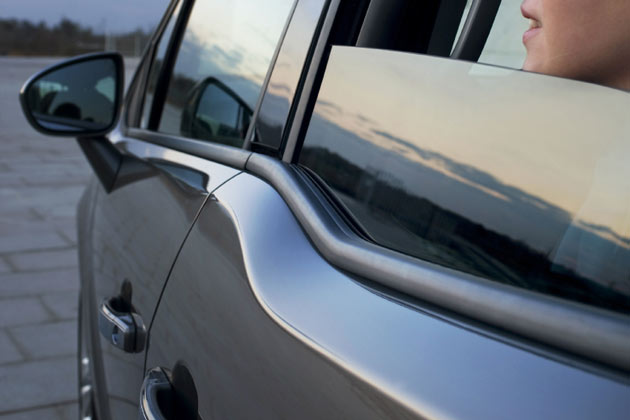 Der Fensterknick im Detail. Ob die Scheibe nur so wenig ffnet wie auf dem Bild, ist noch nicht klar. Statt Klapp- gibt es nun Bgeltrgriffe