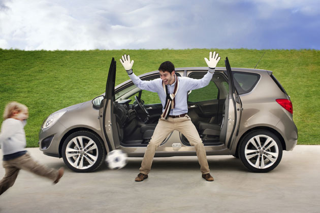 ... Umfunktionierung zu einem Fuballtor. In der Praxis sollen der Ein- und Aussteigekomfort profitieren und insbesondere das »Verladen« von Kindern in Kindersitze vereinfacht werden