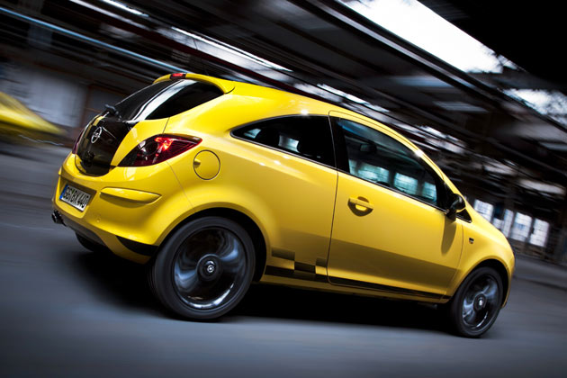 uerliche Kennzeichen sind das Zielflaggenmuster und die schwarze Teillackierung von Dach, Motorhaube und Heckklappe sowie schwarze 17-Zoll-Rder und das tiefergelegte Sportfahrwerk