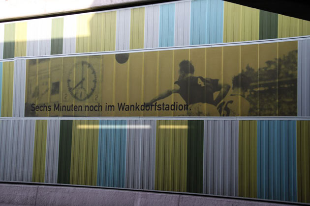 Der Satz stammt aus der berühmten Radio-Reportage des Spiels. Für Autofahrer ist er aus Sicherheitsgründen nicht zu entziffern