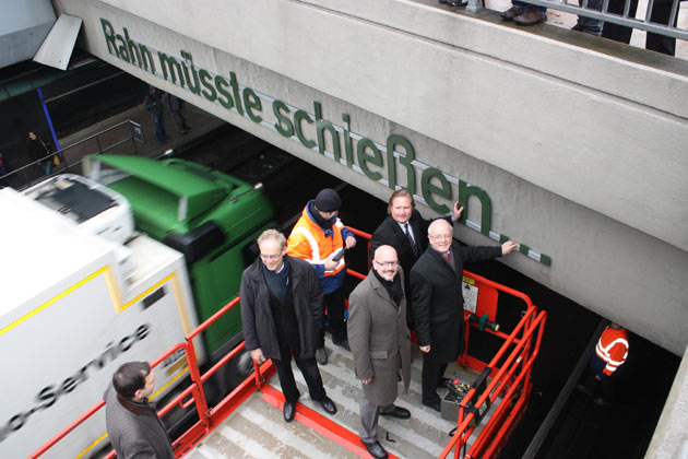 &raquo;Rahn müsste schießen&laquo; steht sogar plakativ an einer Autobahnbrücke. Danach folgen natürlich noch &raquo;Rahn schießt&laquo; und &raquo;Tor! Tor! Tor!&laquo;