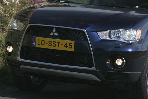 Die Chromumrandung des Grills ist ebenso wie Unterfahrschutz, Nebelscheinwerfer, Spiegelblinker und Dachreling erst ab dem dritten (von fnf) Ausstattungslinien Standard