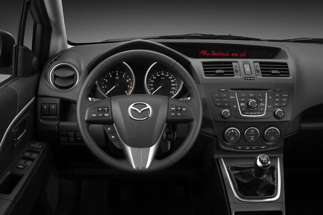 Auch das Interieur hat Mazda deutlich aufgefrischt. Wesentliche Merkmale sind die zwei in Tuben angeordneten Rundinstrumente und die Gestaltung von Luftausstrmern und Zentraldisplay