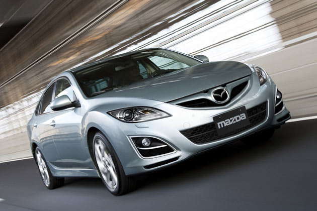 Der Mazda6 erhlt eine neue Frontschrze, eine genderte Strebe im Grill und ein neues Innenleben fr Scheinwerfer und Rckleuchten