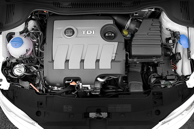 Es handelt sich natrlich um die Common-Rail-Version des TDI-Motors. Die Batterie ist aus Platzgrnden in den Kofferraum verlegt