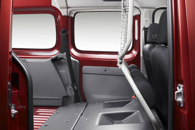 Der Kangoo Rapid Maxi ist als Zwei- und Fünfsitzer lieferbar. Letzterenfalls sorgt eine pfiffige Gittertrennwand für die Sicherheit der Passagiere. Sie ist »