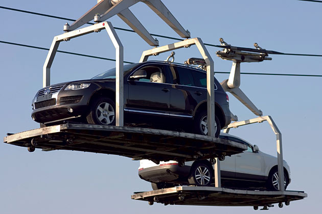 Gebaut wird das SUV im VW-Werk Bratislava. Der werksinterne Transport erfolgt dort via Seilbahn