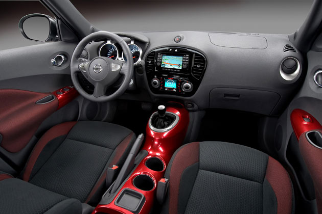 Der Innenraum ist klassischer geraten, folgt aber nicht völlig dem klassenüblichen schwarzen Look