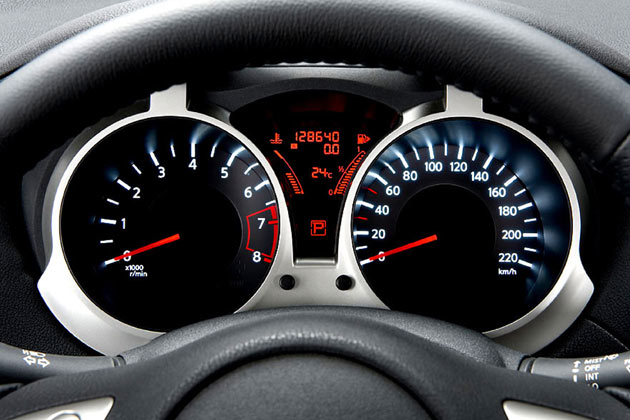 Massenware sind dagegen die Instrumente mit digitaler Anzeige für Tankuhr und Wassertemperatur