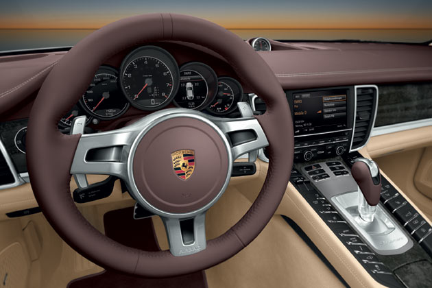 Blick ins Panamera-Interieur, hier mit Doppelkupplungsgetriebe und Schaltpaddles am Lenkrad