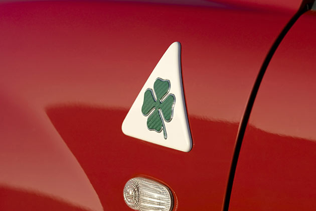 Das traditionelle Logo »Quadrifoglio Verde« hat Alfa prominent ber den Seitenblinker geklebt – an Front oder Heck gibt es dagegen keinen Hinweis