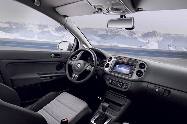 Das Interieur entspricht von Applikationen und Details abgesehen dem regulren Golf Plus. Zweifarbig bezogene Sportsitze und »