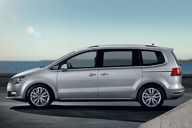 Wesentlichste sichtbare Neuheit sind aber die hinteren Schiebetren, die den Sharan strker vom Touran und den verbliebenen Wettbewerbern abgrenzen. Das Konzept bietet speziell fr »