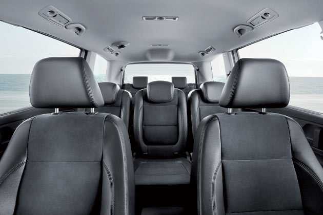 Den Sharan gibt es Fnf-, Sechs- und Siebensitzer. Die Sitze knnen einzeln in den Fahrzeugboden geklappt werden, es entsteht eine ebene Ladeflche von bis zu 2,10 Metern Lnge